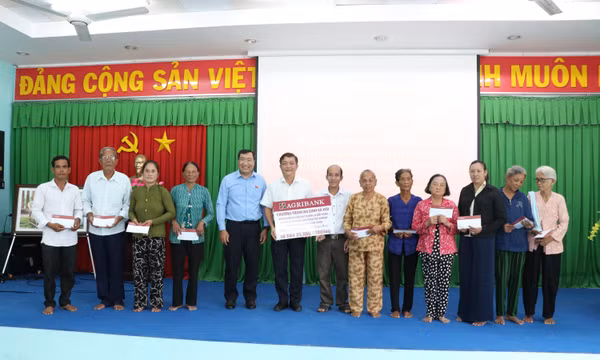Hàng nghìn suất quà được trao tặng dịp Tết cổ truyền của đồng bào Khmer