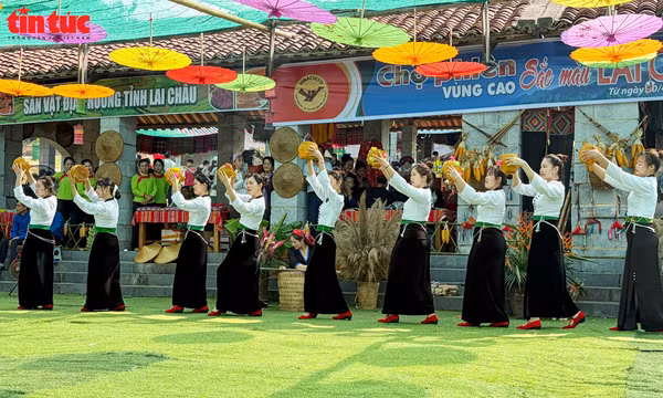 Phiên chợ vùng cao tái hiện sắc màu văn hóa các dân tộc tại ’Ngôi nhà chung’