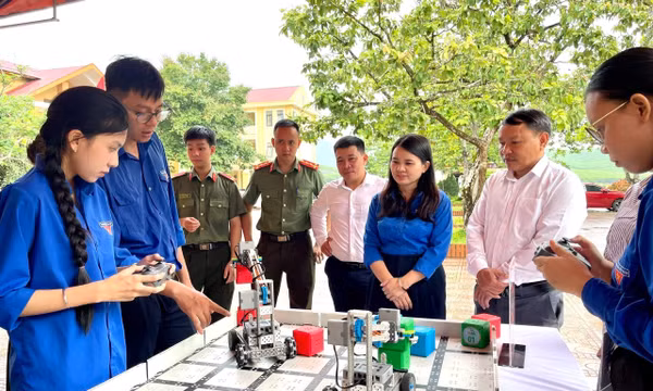 Giúp thanh thiếu nhi vùng biên tiếp cận công nghệ theo cách gần gũi, trực quan