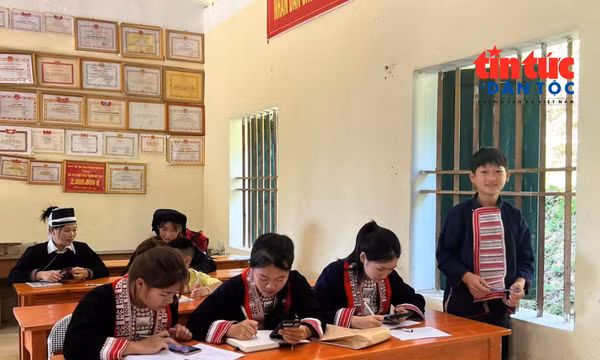 'Lớp học trên mây' gieo tri thức nơi vùng núi cao