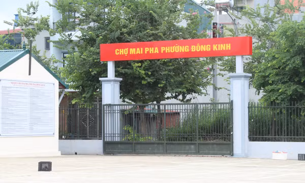 Chợ tiền tỷ ngóng... tiểu thương