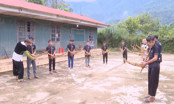 Giữ hồn khèn Mông nơi sân trường vùng cao