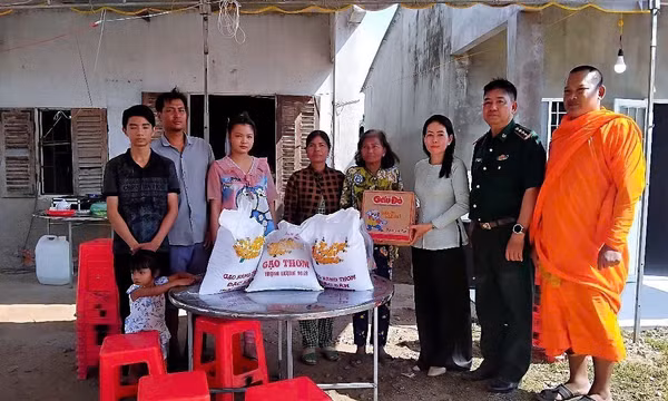 Mang 'Tết ấm' đến với đồng bào và chiến sĩ dân tộc Khmer