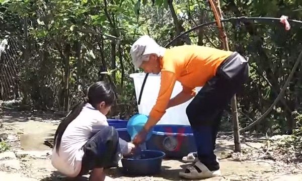 Người dân xã Sì Lở Lầu thiếu nước sinh hoạt