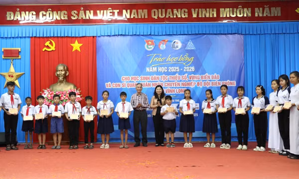 Trao học bổng Vừ A Dính tiếp sức học sinh dân tộc thiểu số đến trường