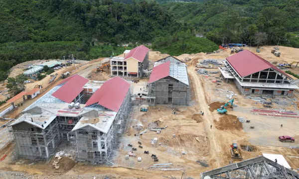 Hơn 3.000 người chạy đua với thời gian xây trường vùng biên