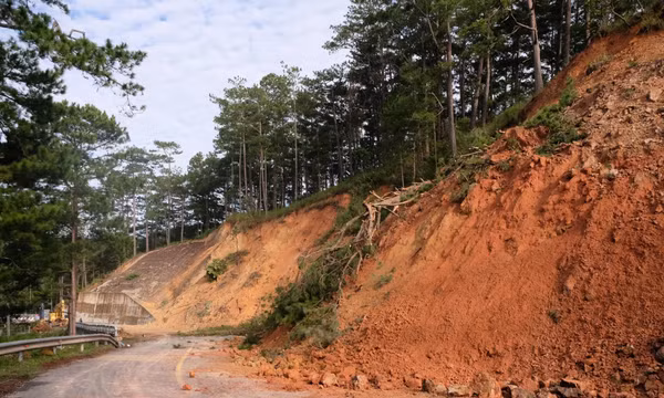 Mưa lớn gây ngập và sạt lở trên Quốc lộ 27 nối Lâm Đồng - Khánh Hòa