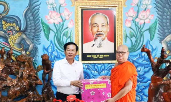 Thăm, tặng quà đồng bào Khmer nhân dịp Lễ Sene Dolta