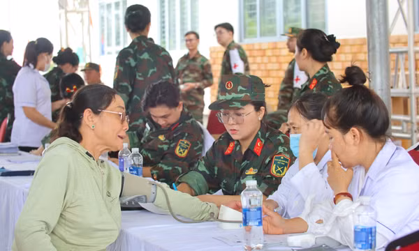 Khám bệnh, cấp thuốc miễn phí cho người dân khu vực biên giới