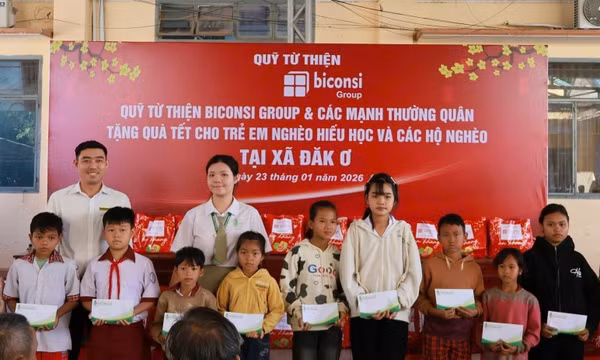 Quà Tết đến sớm với học sinh và hộ dân nghèo biên giới