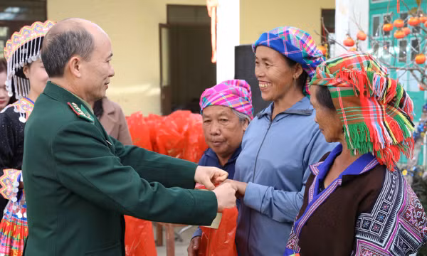Mang Tết sớm tới vùng biên giới Điện Biên