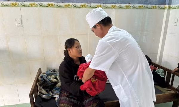 Bộ đội Biên phòng hỗ trợ sản phụ sinh con an toàn trong mưa lũ