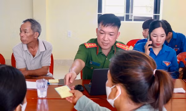 Hướng dẫn đồng bào dân tộc thiểu số sử dụng VNeID và dịch vụ số