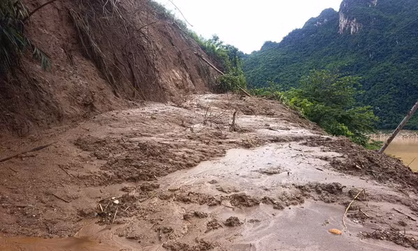 Nguy cơ đá lớn tiếp tục sạt trượt làm ách tắc giao thông tại Phú Thọ
