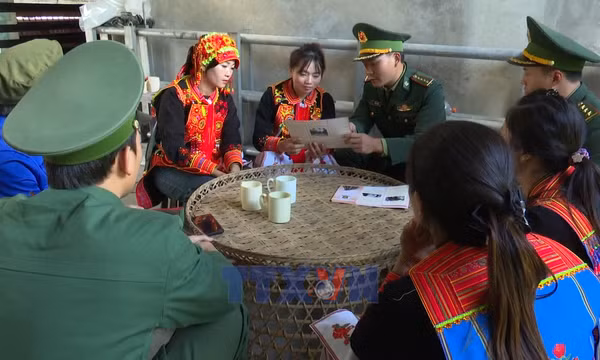 Thầy giáo số quân hàm xanh