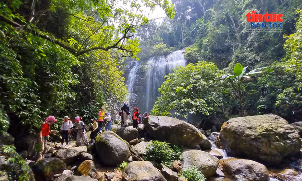 Thác Lủng Páng điểm đến hoang sơ giữa núi rừng Thái Nguyên