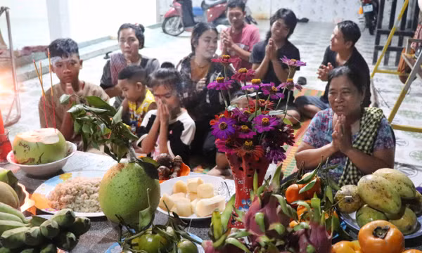 Nghi thức đút cốm dẹp cho con cháu và các thành viên trong gia đình.