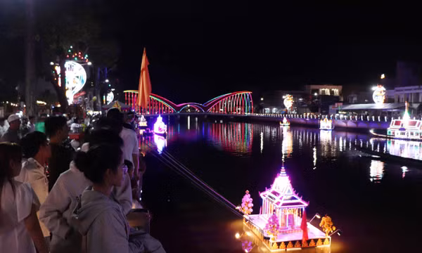 Lung linh sắc màu Lôi Protip và ghe Cà Hâu 2025 của đồng bào Khmer