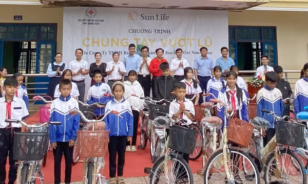 Trao thiết bị, xe đạp hỗ trợ học sinh đồng bào H’rê đến trường