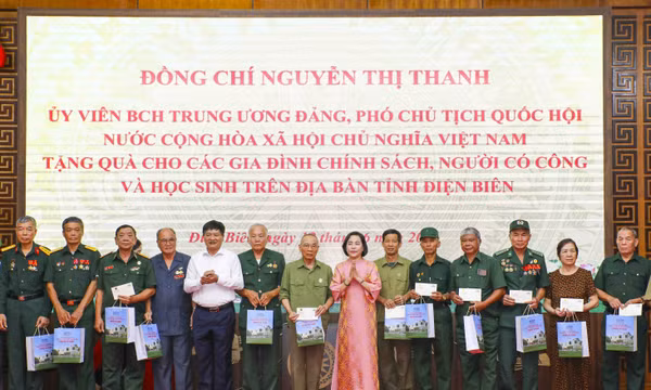 Phó Chủ tịch Quốc hội Nguyễn Thị Thanh trao quà tặng gia đình chính sách, học sinh khó khăn tại Điện Biên