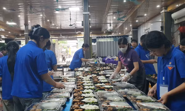 'Gieo mầm yêu thương' từ những suất cơm, ly nước nghĩa tình nơi trường thi
