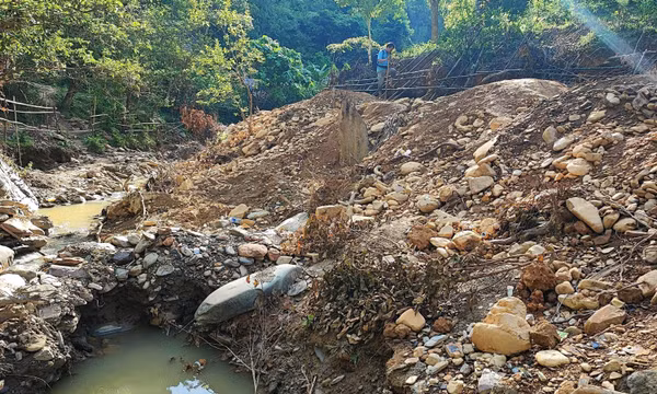 Lập 3 tổ chốt chặn 24/24h ngăn chặn khai thác vàng trái phép tại khe Huồi Lúc