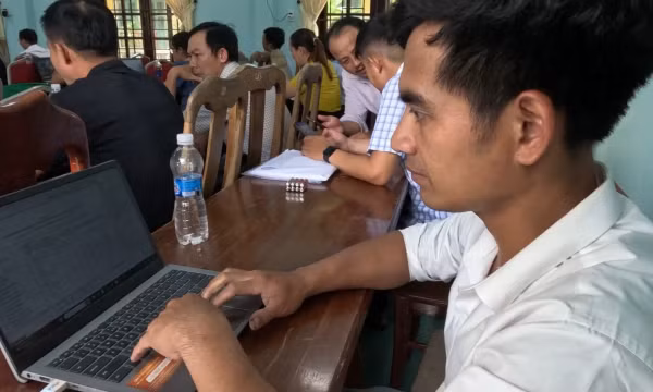 Cán bộ, giáo viên băng rừng, lội suối đến lớp học AI