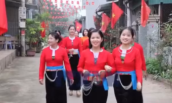 Cử tri xứ Mường rộn ràng trong ngày hội non sông