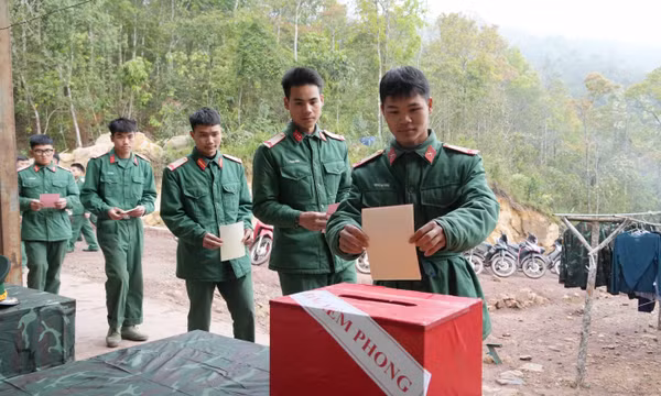 Xúc động lá phiếu đầu đời dưới lá cờ Tổ quốc nơi biên giới cực Tây
