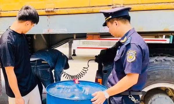 Bắt giữ vụ vận chuyển trái phép gần 1.300 lít dầu diesel qua biên giới