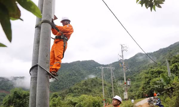 Lai Châu hoàn thành mục tiêu đưa điện lưới quốc gia đến 100% thôn, bản