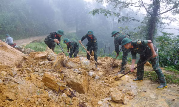 Bộ đội Lào Cai giúp nhân dân khắc phục hậu quả mưa lũ