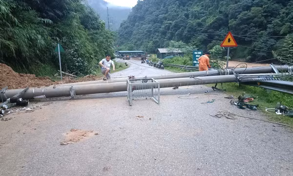 Khẩn trương khắc phục hậu quả mưa lũ, cấp điện trở lại cho người dân