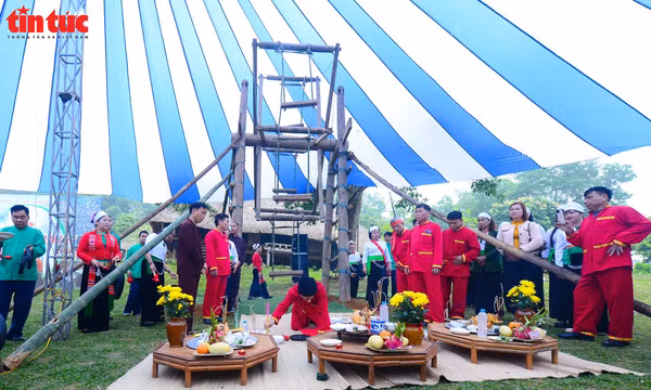 Lần đầu công chúng Thủ đô được trải nghiệm hội Ví đu của người Mường Phú Thọ