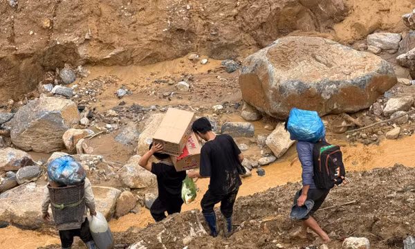 Đưa thực phẩm vượt khe suối về làng