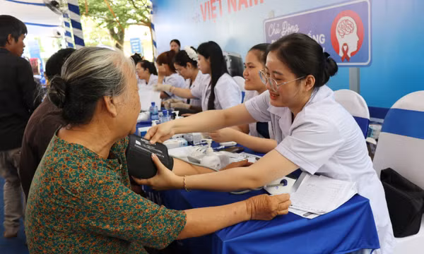 Khám bệnh, cấp phát thuốc miễn phí cho người dân phía Tây tỉnh Lâm Đồng