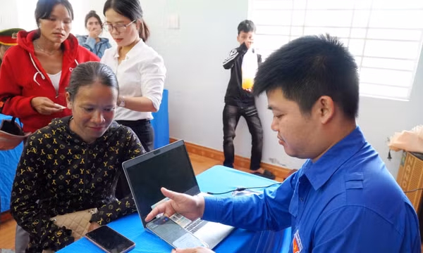 Ngược núi hỗ trợ dịch vụ công cho đồng bào Cor