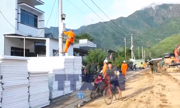 Thắp sáng nơi ở mới cho người dân vùng lũ Mường Than