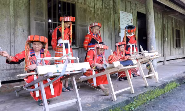Giữ sắc đỏ Pà Thẻn trong dòng chảy mới