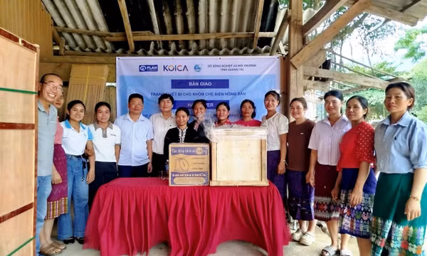 Quảng Trị trao thiết bị hỗ trợ sinh kế cho phụ nữ vùng biên
