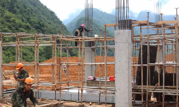 Không để mưa lũ làm chậm tiến độ xây dựng trường nội trú biên giới