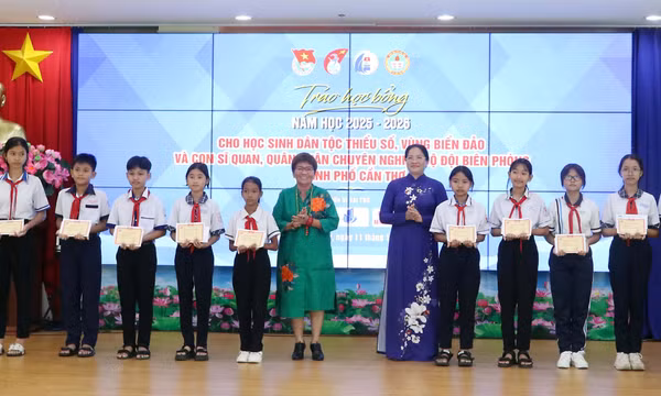 Tiếp sức đến trường cho học sinh vùng biển đảo và dân tộc thiểu số