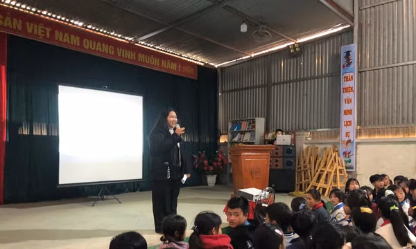Cô gái Mông 'gùi' luật lên non
