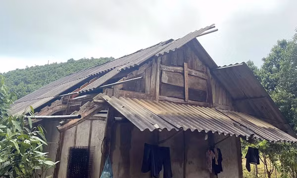Dông lốc khiến một người bị thương và 35 ngôi nhà tốc mái ở Lào Cai