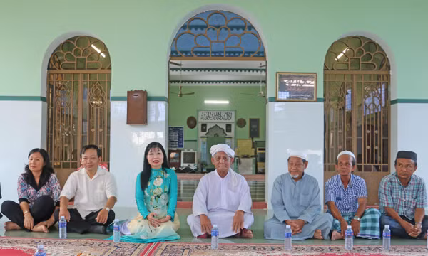 Thăm, chúc mừng Tết Roya Haji của đồng bào Chăm An Giang