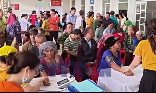 Khám bệnh, phát thuốc miễn phí cho đồng bào thiểu số vùng biên