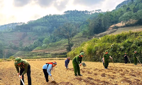 Sắc phục xanh gieo mầm no ấm nơi biên cương