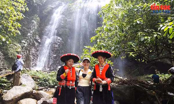 Phát triển du lịch sinh thái gắn với giữ rừng và văn hóa bản địa ở Phong Quang