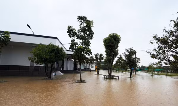 Quảng Trị: Sạt lở gây sập nhà, chính quyền khẩn cấp di dời người dân