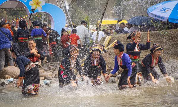 Tưng bừng Lễ hội Tết Té nước của người Lào ở Núa Ngam